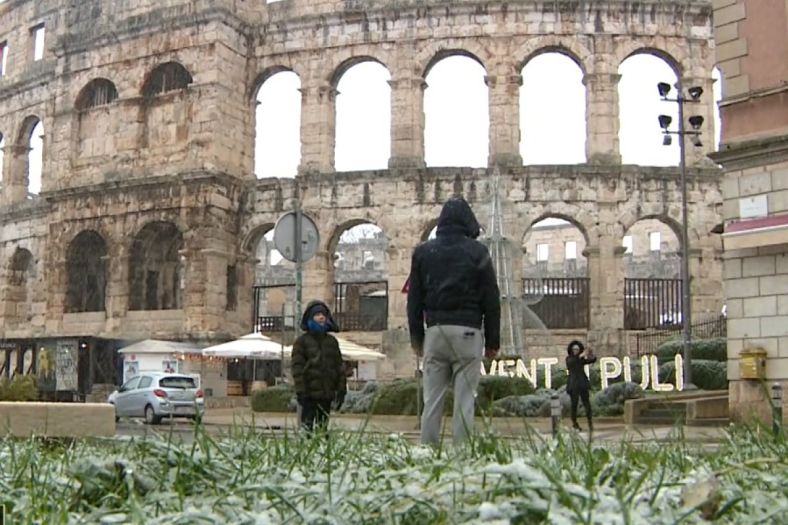 Nakon 17 godina snijeg prvi put pao u Puli