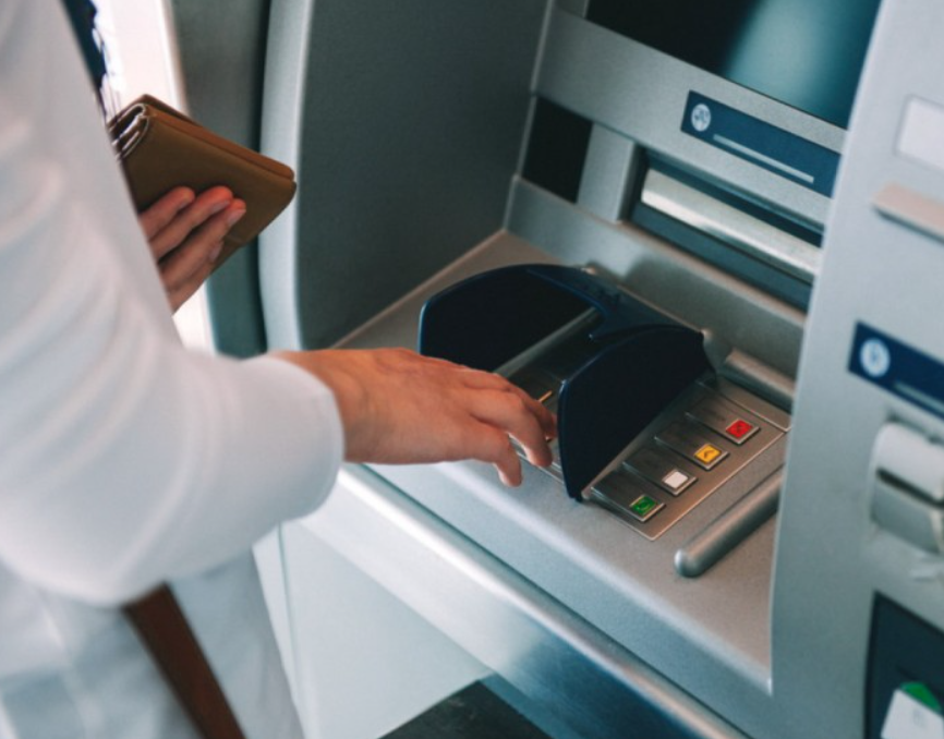 Nakon krađe novčanika s tuđom karticom podigle 1.500 KM