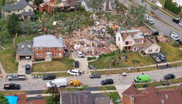 Nakon razornog tornada desetine oštećenih kuća u predgrađima Chicaga