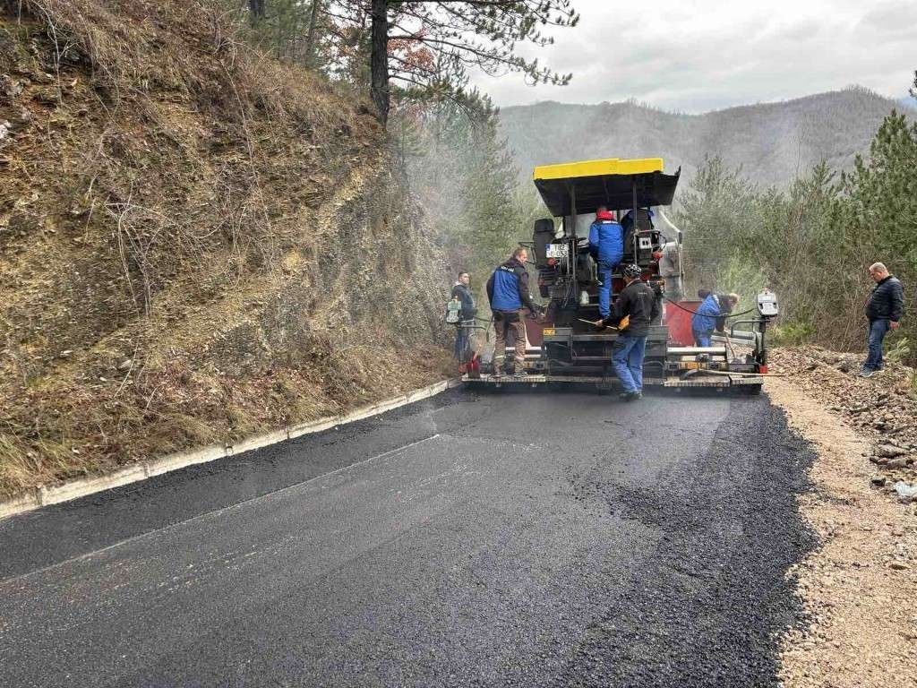 Nakon sanacije oštećenja i klizišta asfaltira se put za jablaničko naselje Krstac