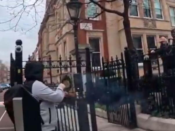 Palio Kur'an u Londonu, ubrzo je napadnut