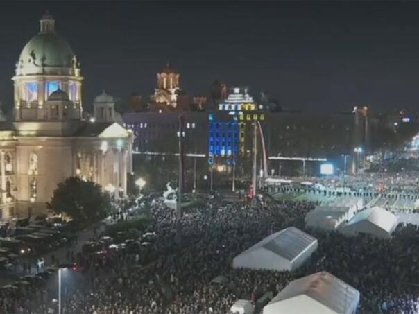 Napeto u Beogradu: Kordon policije razdvaja ćacije i demonstrante