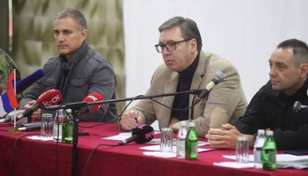 Napetost raste: Vučić stigao u kasarnu u Rašku