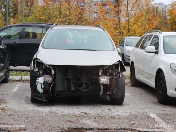 Napuštena vozila nestaju s ulica Novog Sarajeva: Do sada uklonjeno 26 automobila