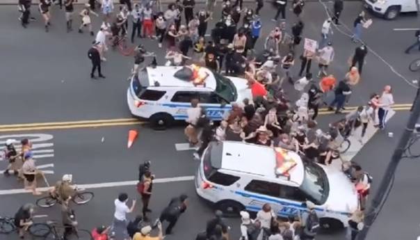 Nasilje širom SAD-a, policija se autima zabijala u demonstrante