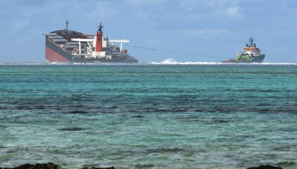 Nasukani brod kod Mauricijusa se prepolovio, preostala nafta curi u more