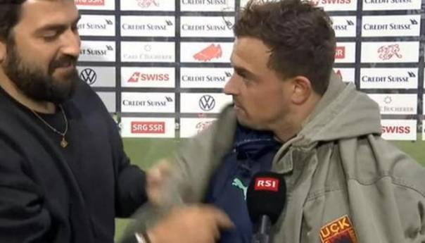 Navijač ogrnuo Shaqirija jaknom s logom OVK