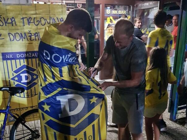 Navijač prodaje zastavu sa potpisom Ibričića, ismijavaju ga zbog cijene