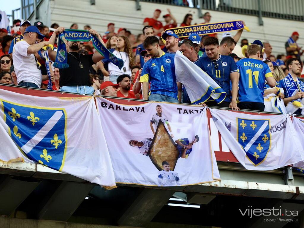 Navijači BiH na tribinama priredili spektakl: "Baklava taktika" privukla pažnju