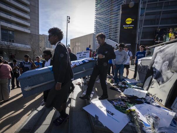 Navijači Dallasa održali "sahranu" Dončića, traže odlazak klupskih čelnika