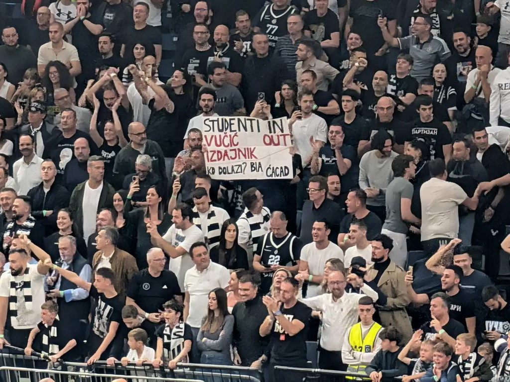Navijaču Partizana koji je digao transparent protiv Vučića oduzeta sezonska ulaznica