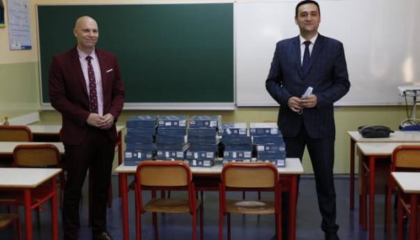 NDC Mostar donirao 28 tableta Gimnaziji Mostar