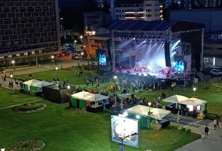 Nele Karajlić doživio debakl na koncertu u Srbiji: 'Tako je kad si ćaci'