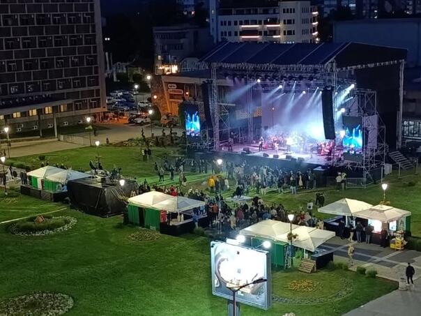 Nele Karajlić doživio debakl na koncertu u Srbiji: 'Tako je kad si ćaci'