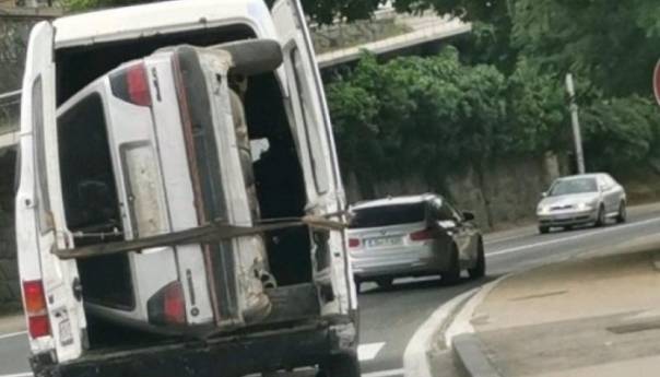 Neobičan prizor: Golf 2 vozili u kombiju