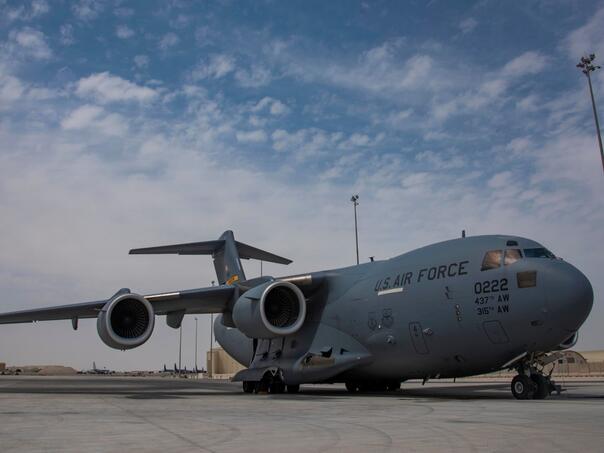 Neobičan prizor u Moskvi: Američki vojni transporter sletio na aerodrom Vnukovo