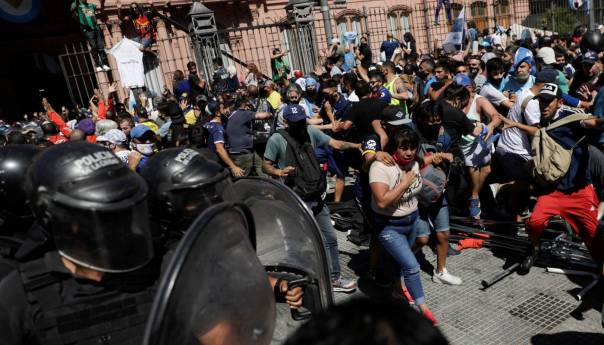 Neredi u Buenos Airesu pred Maradoninu sahranu