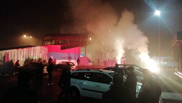 Neredi u Crnoj Gori zbog trobojke, više uhapšenih