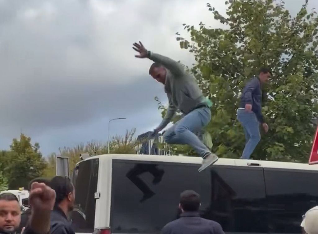 Neredi u Hagu nakon presude Tačiju: Albanci razbijali policijska vozila