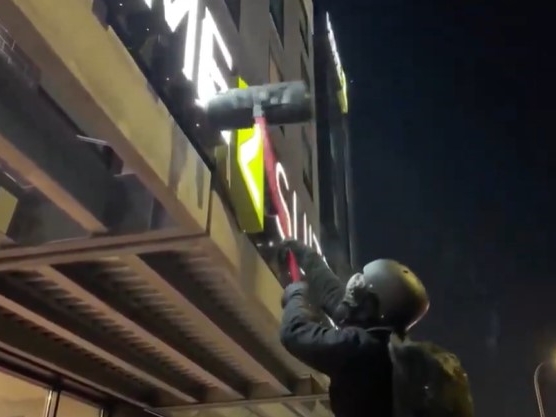 Neredi u SAD: Demoliran hotel u kojem su federalni agenti