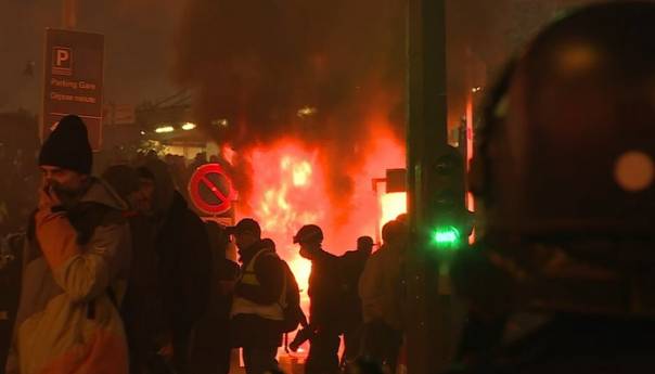 Neredi u Parizu, policija upotrijebila suzavac i uhapsila 15 ljudi