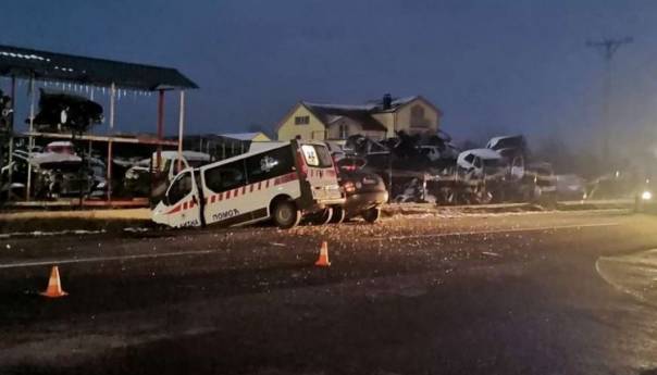 Nesreća kod Bijeljine: U sudaru učestvovalo sanitetsko vozilo, pet osoba povrijeđeno