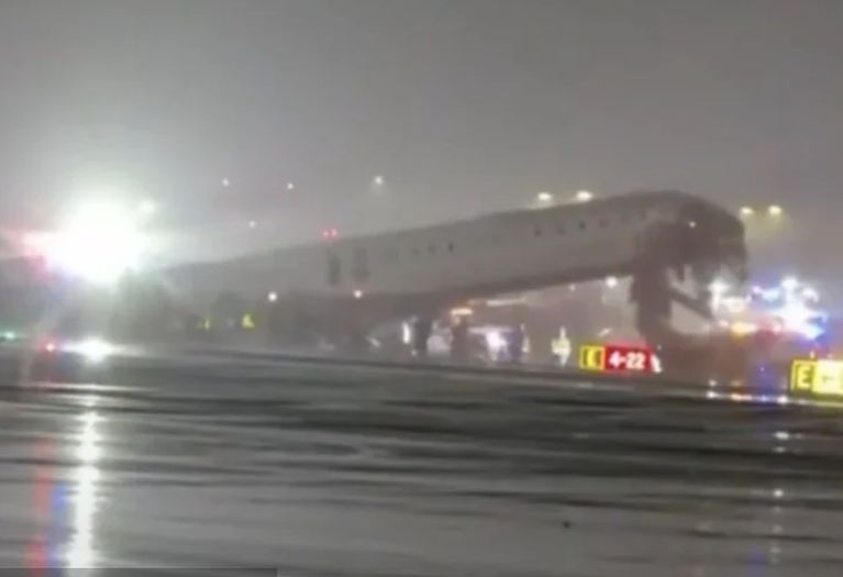 Nesreća na aerodromu u New Yorku: Sudarili se avion i automobil