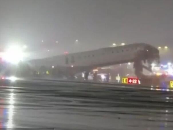 Nesreća na aerodromu u New Yorku: Sudarili se avion i automobil