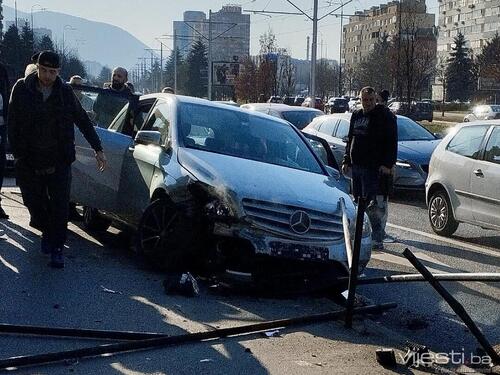 Nesreća na Dolac Malti: Autom udario u ogradu