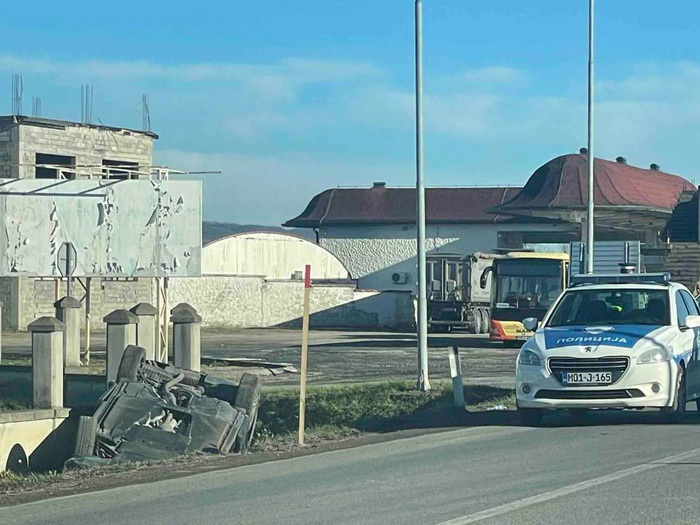 Nesreća na putu Banjaluka - Prijedor, auto završio na krovu u kanalu