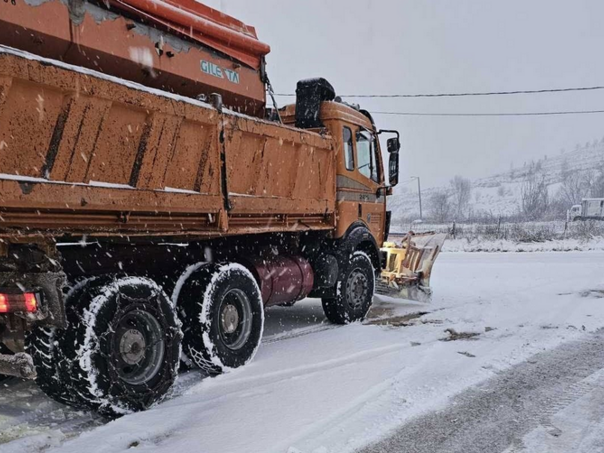 Nesreća u BiH: Sudar grtalice i dva automobila na regionalnom putu