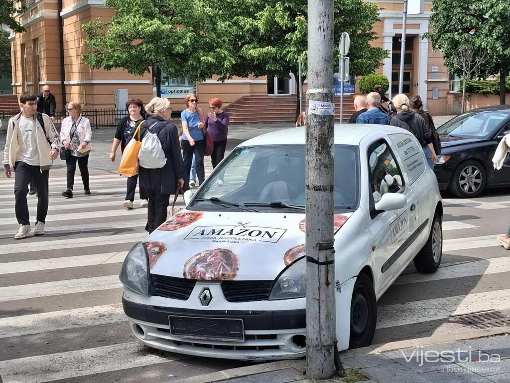Nesreća u centru Banja Luke: Vozač udario u stub ulične rasvjete