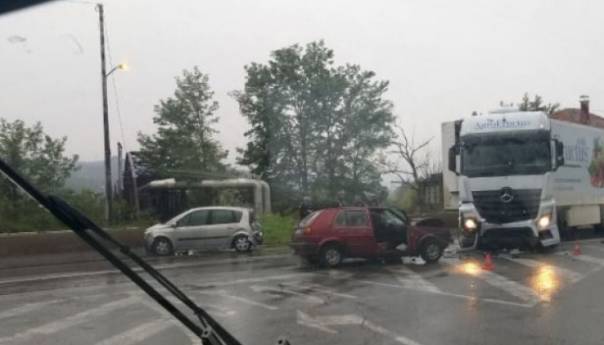 Nesreća u Doboju: Sudar dva automobila i kamiona