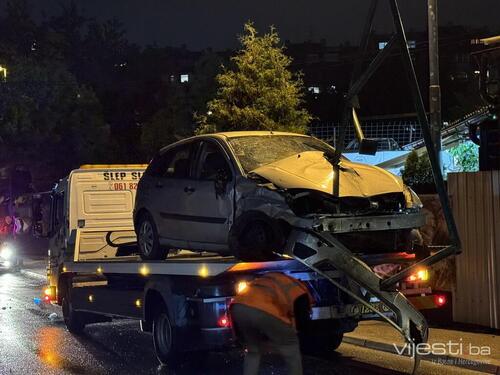 Nesreća u Sarajevu: Autom srušio zaštitnu ogradu i udario u baštu restorana