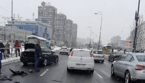 Nesreća u Sarajevu: Automobilom udario u zaštitnu ogradu