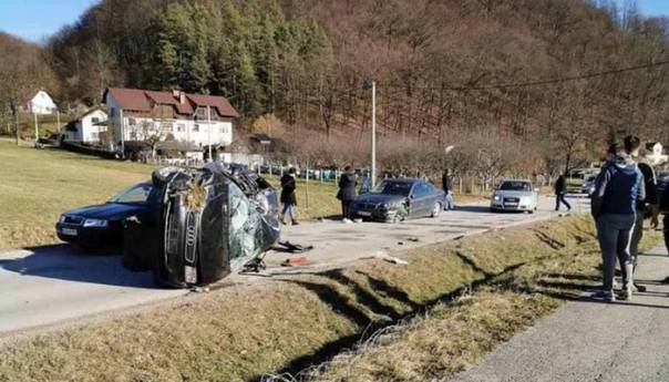 Nesreća u Tesliću: Prevrnuti automobil potpuno uništen