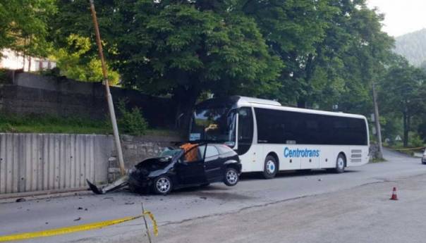 Nesreća u Varešu: Poginuo vozač Forda u sudaru sa autobusom