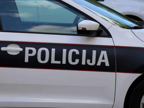 Nesreća u Živinicama: Automobilom sletio s ceste i udario u drvo