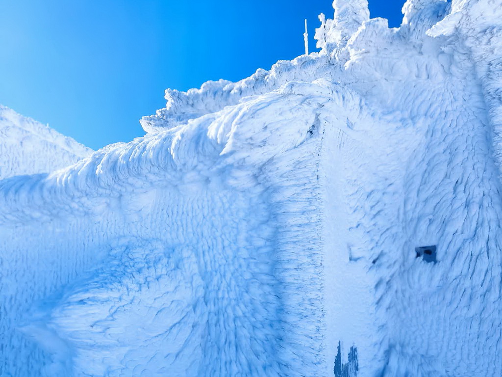 Nestvarni prizori s vrha Bjelašnice: Snježni nanosi i do tri metra pod vedrim nebom