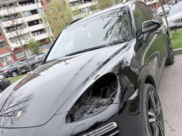 Nesvakidašnja krađa u Bihaću: Sa Porsche Cayennea nestao far