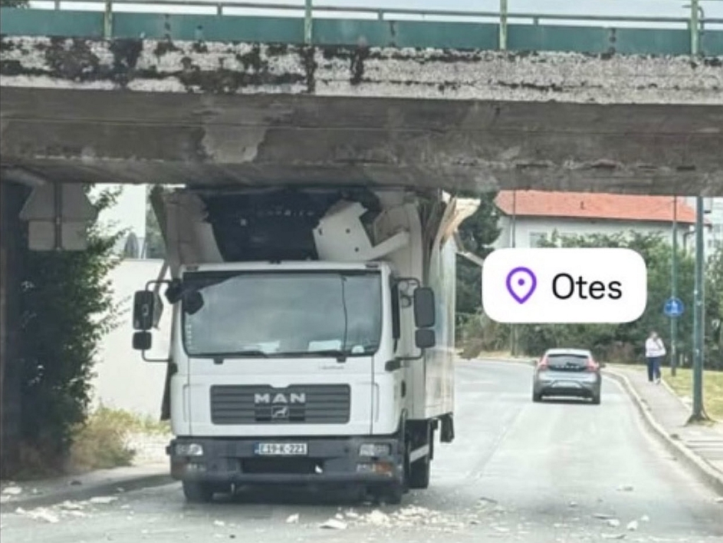 Nesvakidašnja nesreća na Ilidži, kamion se zabio u nadvožnjak