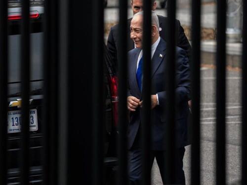 Netanyahu nasmijan stigao kod Trumpa, oko njega se vijorile palestinske zastave