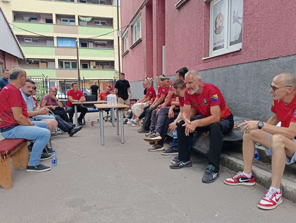 Neutješni članovi GSS-a Zenica u tišini čekaju vijesti iz Rusije