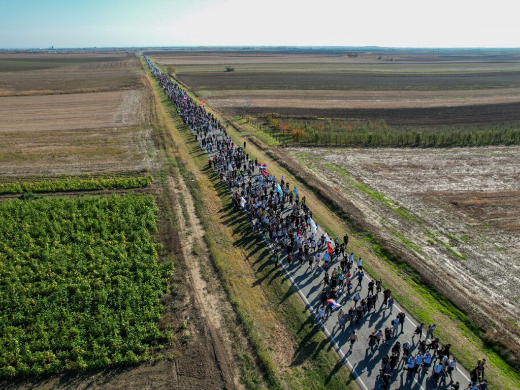 Neviđen prizor u Srbiji: Narod maršira ka Novom Sadu, Vučić se izvinjava