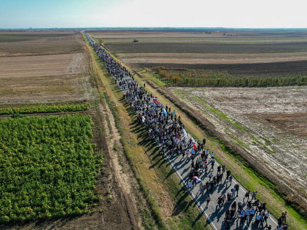 Neviđen prizor u Srbiji: Narod maršira ka Novom Sadu, Vučić se izvinjava