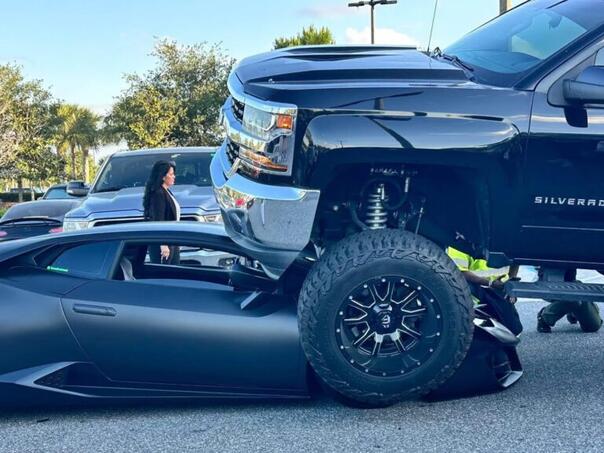 Nevjerovatan udes: Žena Chevroletom skršila skupocjeni Lamborghini
