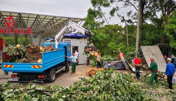 Nevrijeme napravilo haos u Banjaluci: Padalo drveće, oštećen auto