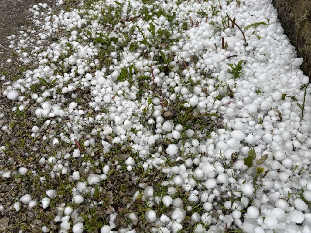 Nevrijeme pogodilo Bihać: Ulice prekrivene ledom nakon snažnog grada