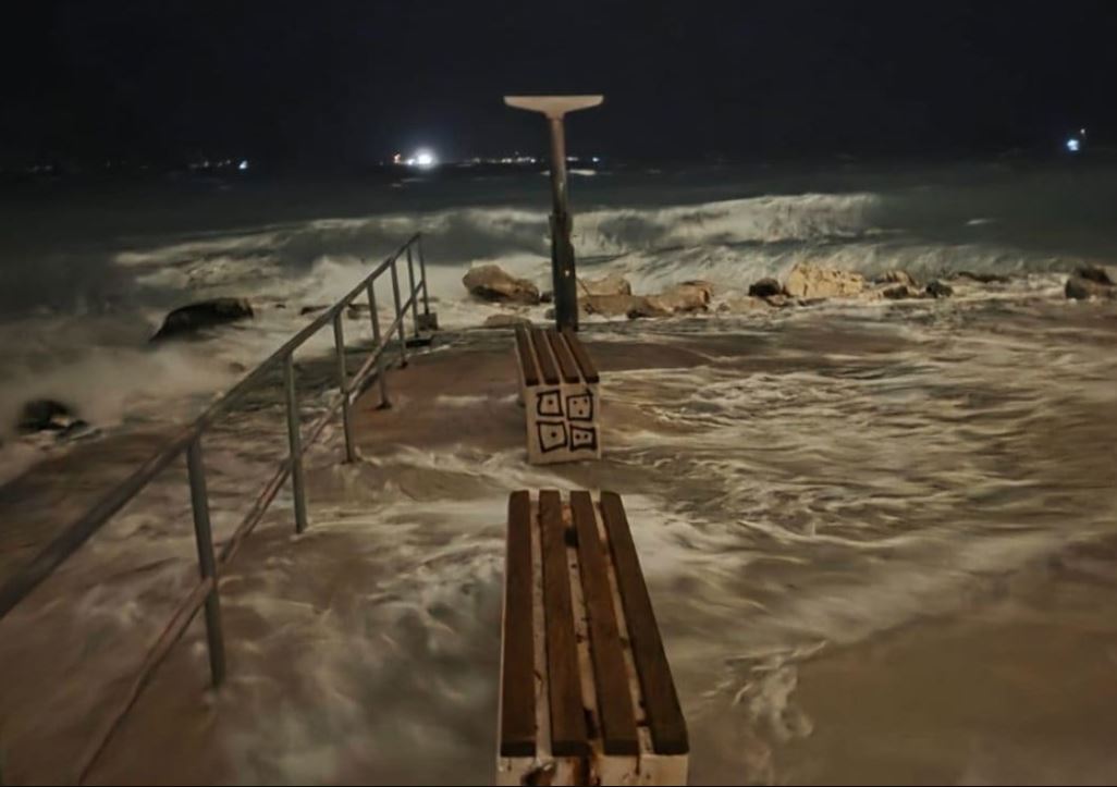 Nevrijeme poharalo Dalmaciju: More potopilo rive, mještani dižu brane