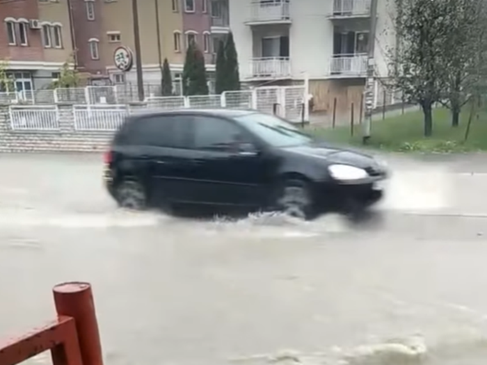 Nevrijeme u Banjaluci: Ulice pod vodom, kolaps u saobraćaju